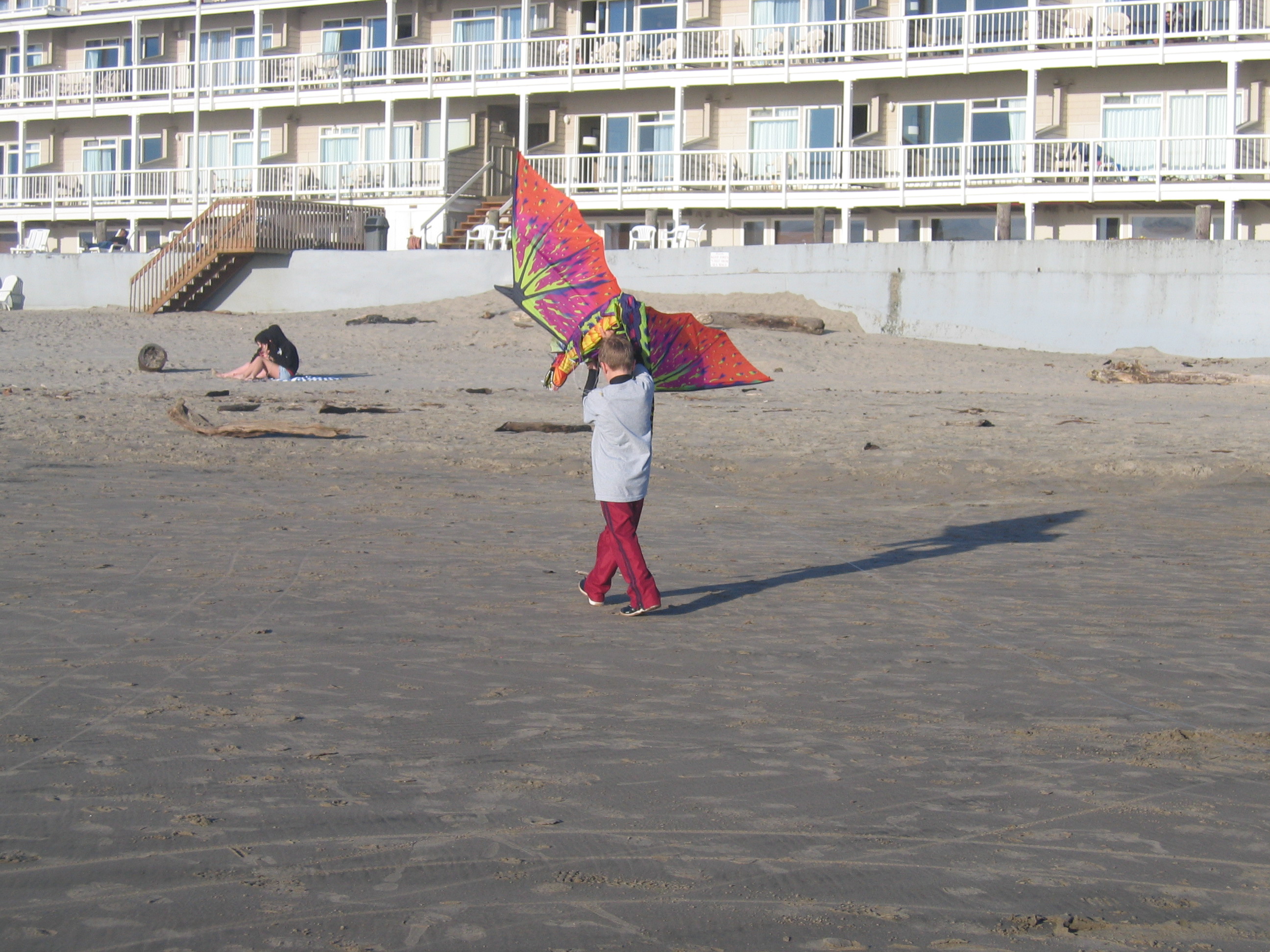CannonBeach2007/04Riley_trying_to_fly_the_kite_in_front_of_our_hotel_in_Cannon_Beach.jpg