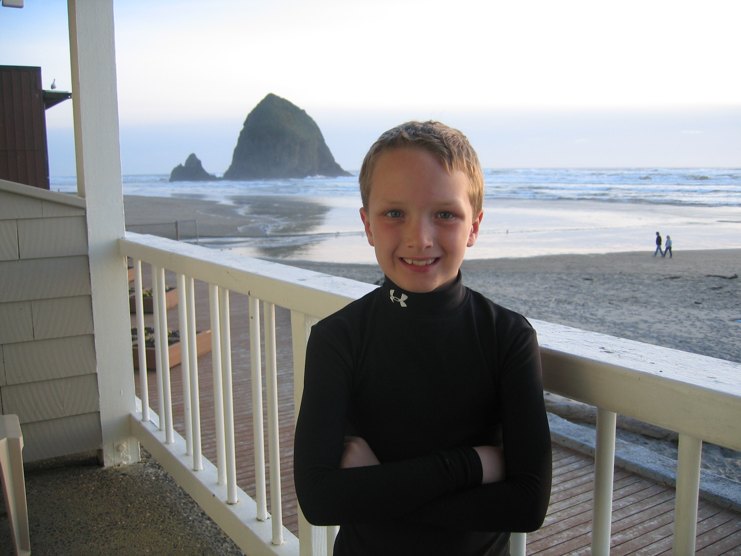 CannonBeach2007/07Riley_standing_on_our_balcony_at_the_Surfsand_Resort.__Haystack_Rock_behind_him.jpg