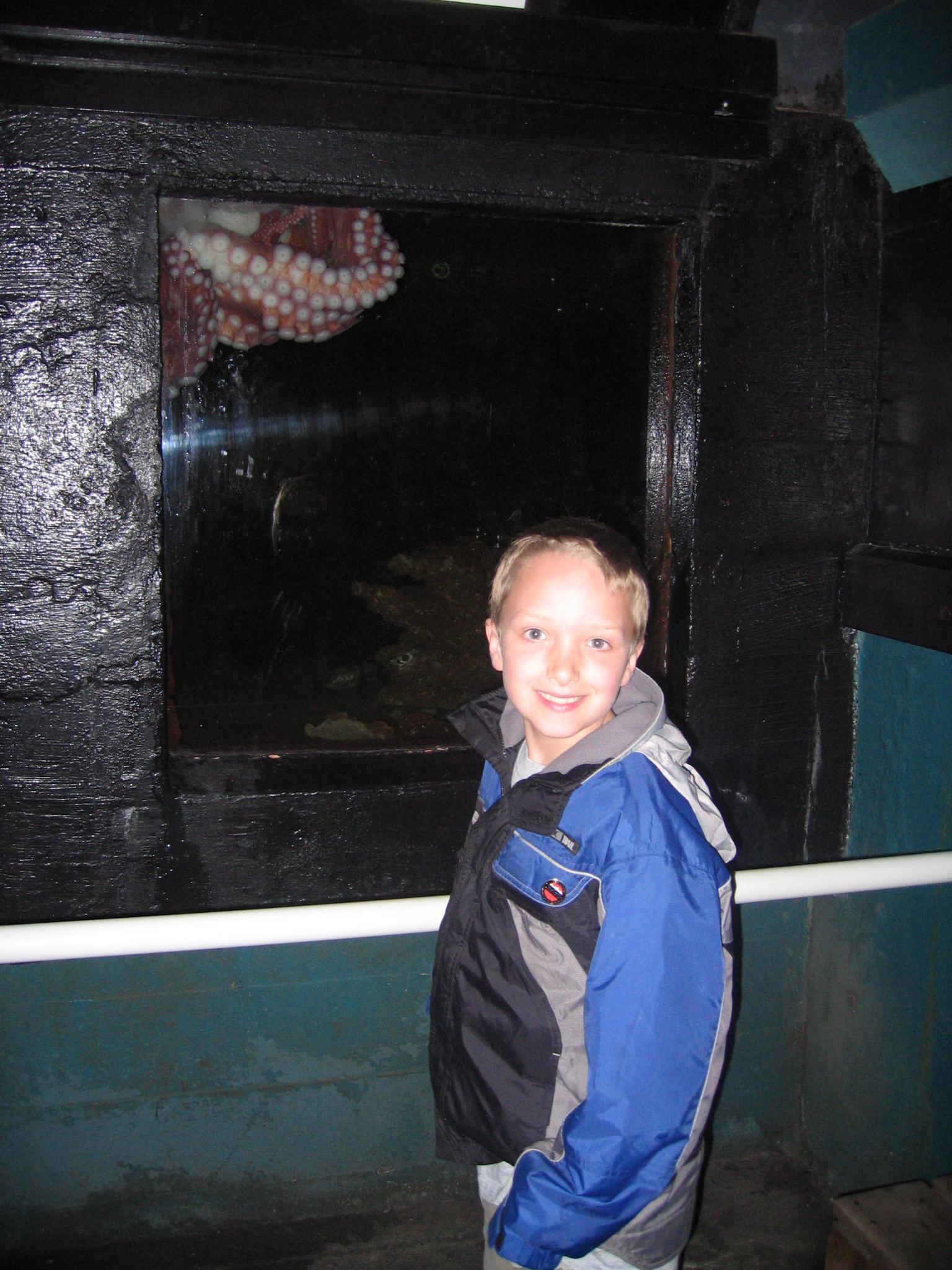 CannonBeach2007/10Riley_watching_an_octopus_at_the_Seaside_Aquarium.jpg