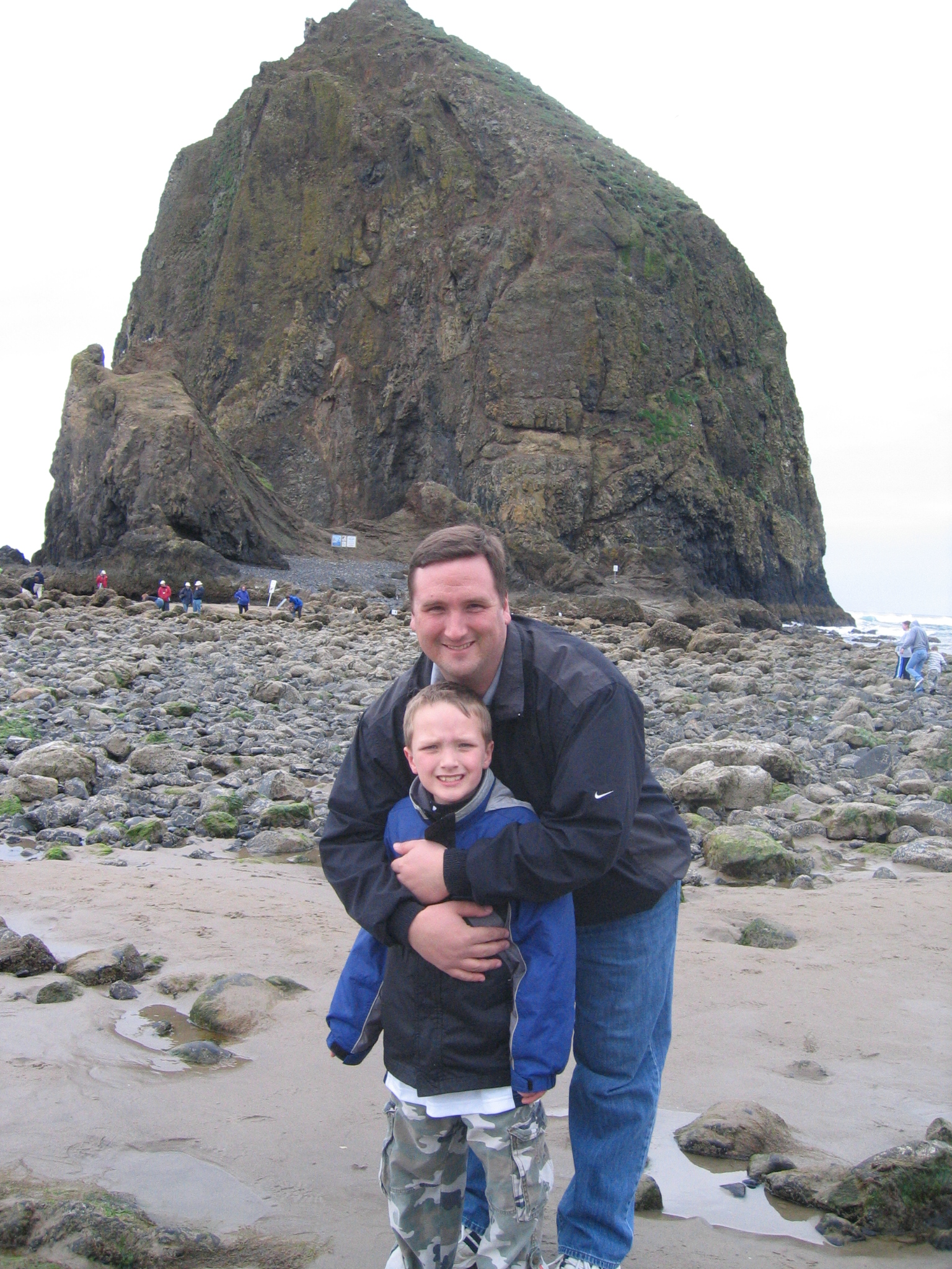 CannonBeach2007/20Daddy_and_Riley_at_the_tidepools_Haystack_rock.jpg