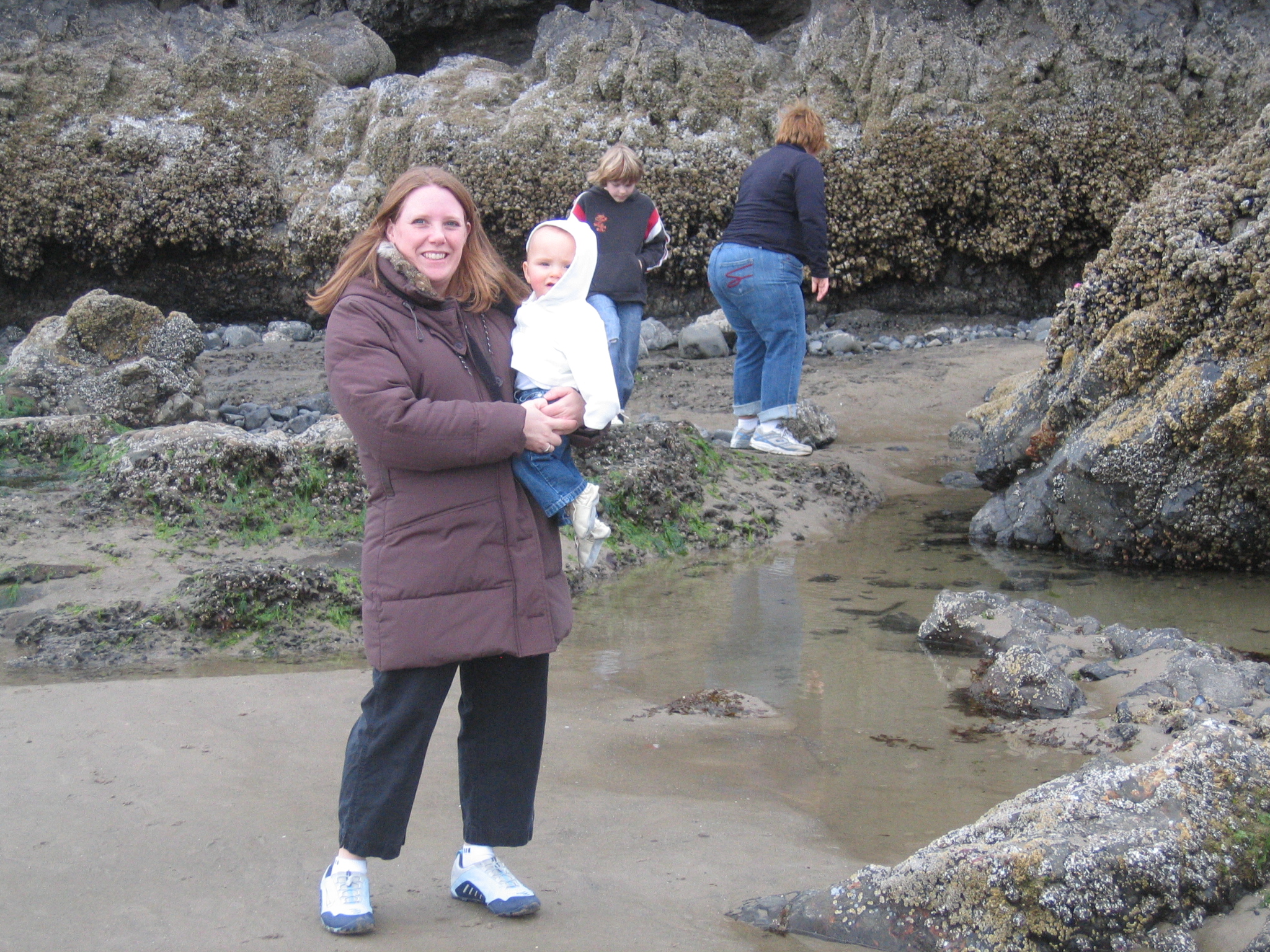 CannonBeach2007/21Cheryl_and_Megan_at_the_tidepools.jpg