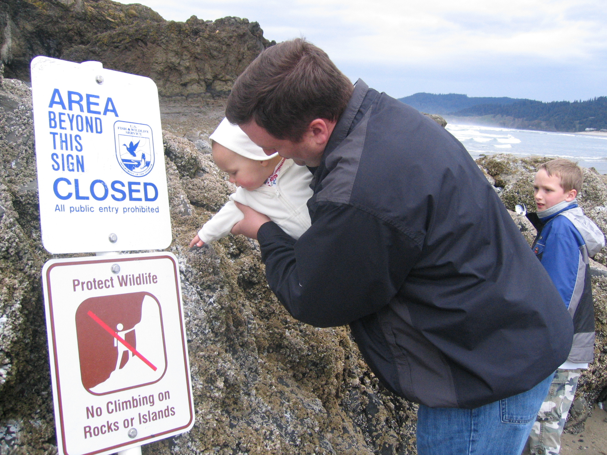 CannonBeach2007/27exploring_the_barnacles_and_muscles.jpg