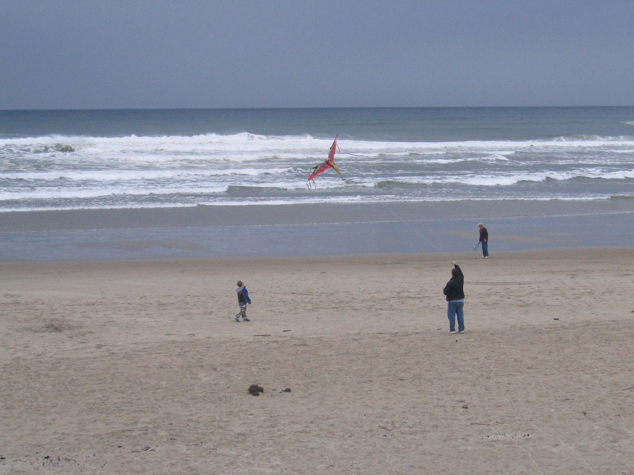 CannonBeach2007/29Matt_and_Riley_flying_the_kite_on_the_beach_in_front_of_our_hotel.jpg