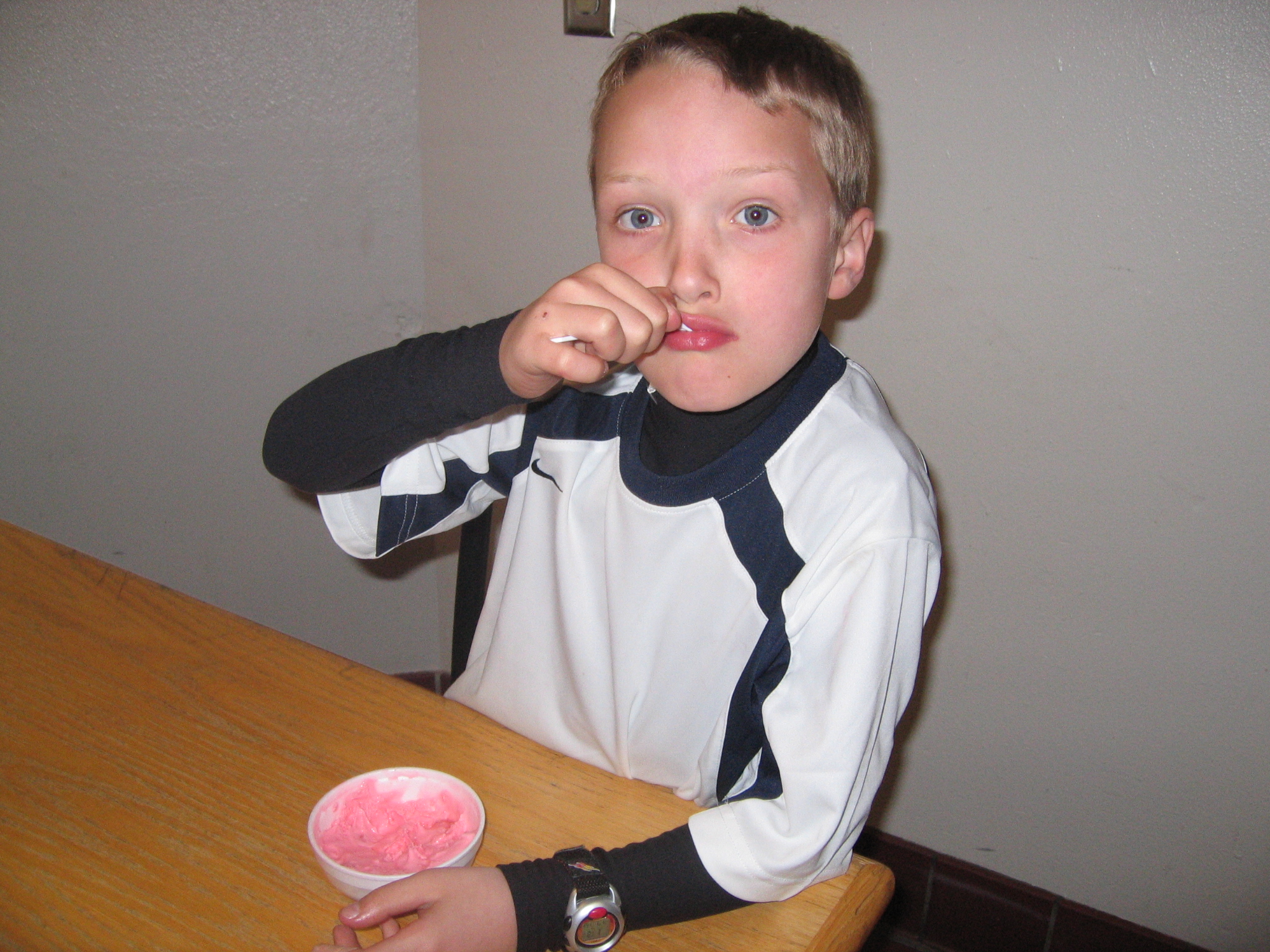 CannonBeach2007/35Riley_eating_bubblegum_ice_cream_at_the_Tillamook_factory.jpg