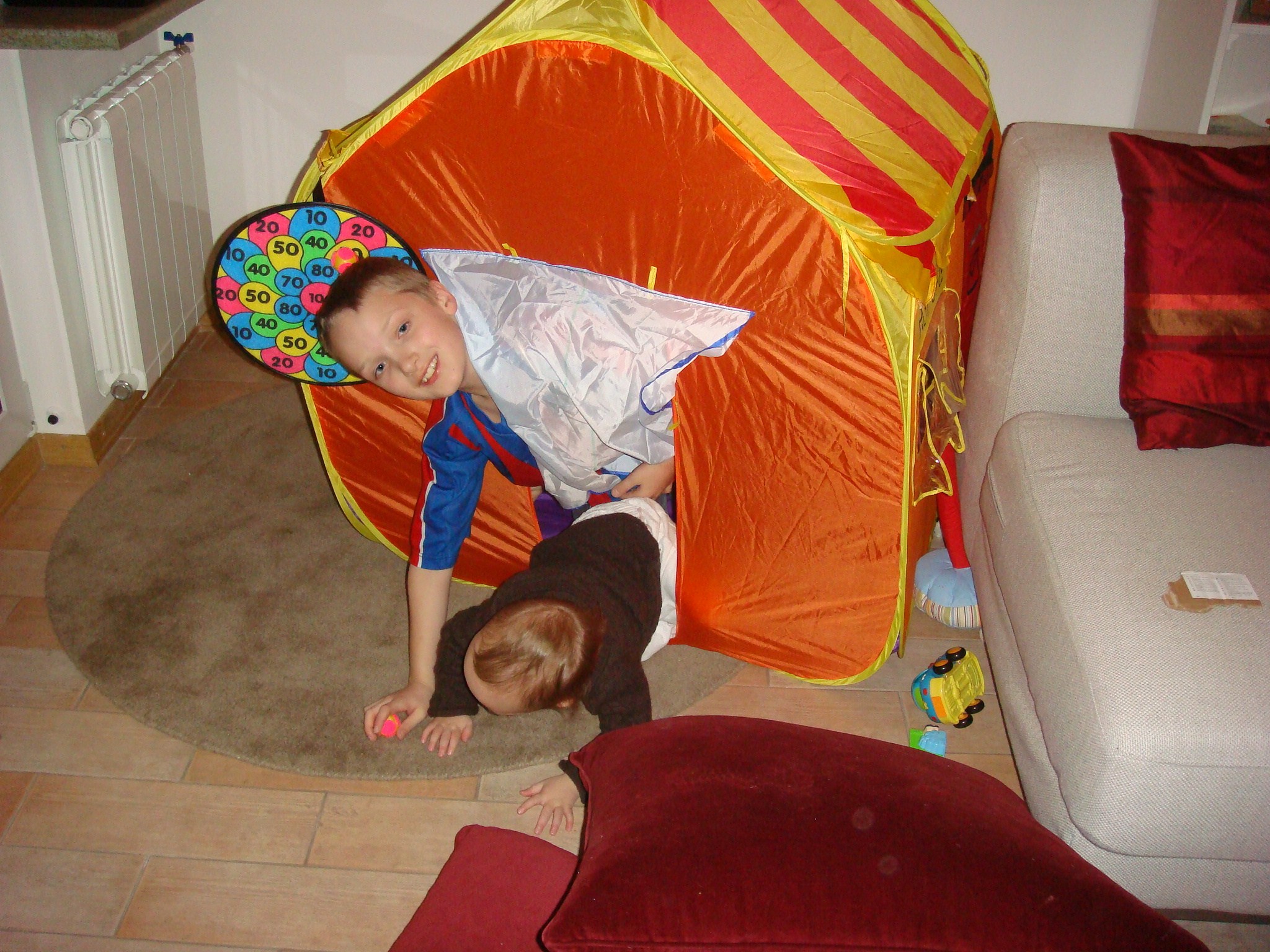 Jan2008/049Riley_and_Megan_playing_in_their_new_playhouse.JPG