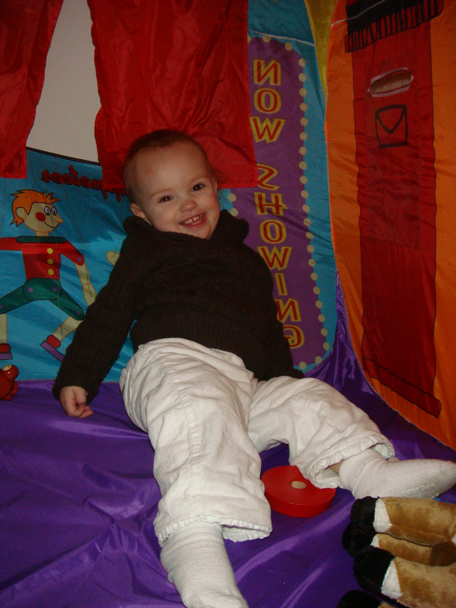 Jan2008/068Megan_in_her_new_playhouse.JPG