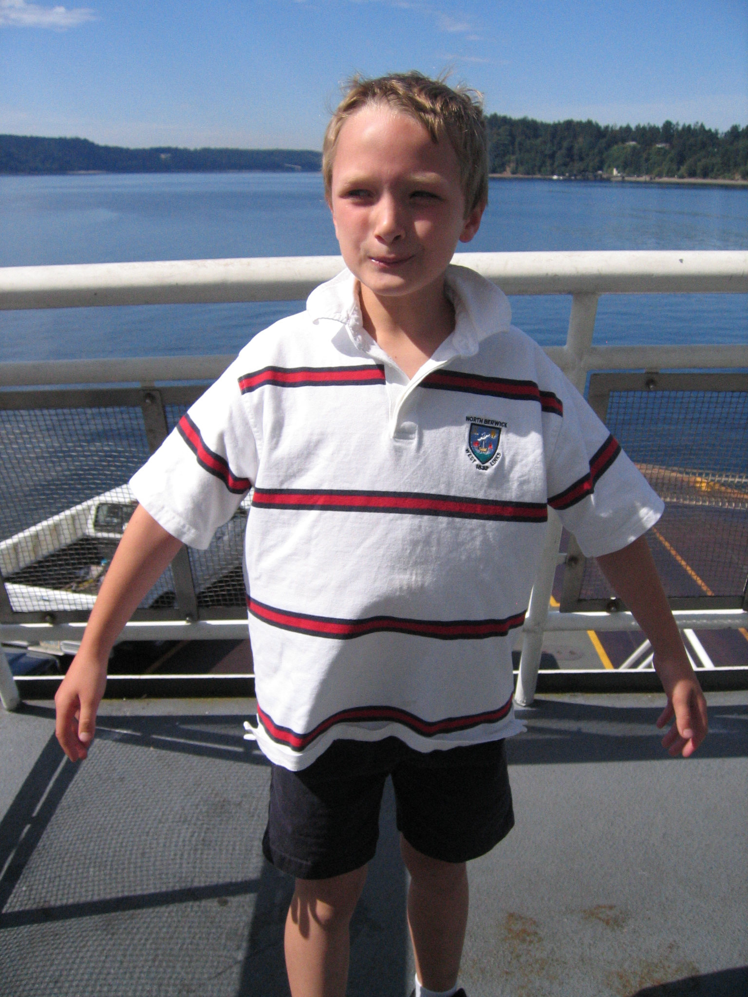 July2007/21_Wind_blowing_up_Riley_s_shirt_on_the_ferry.jpg