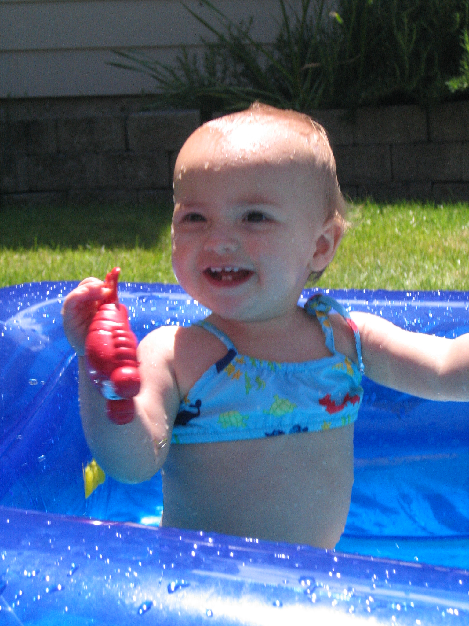 July2007/Megan_s_first_time_in_the_backyard_pool_023.jpg