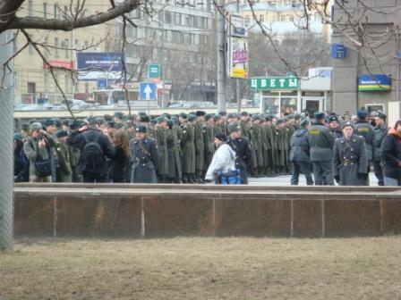 Mar2008/Soldiers_blocking_road_for_St_Patricks_Day_parade.JPG