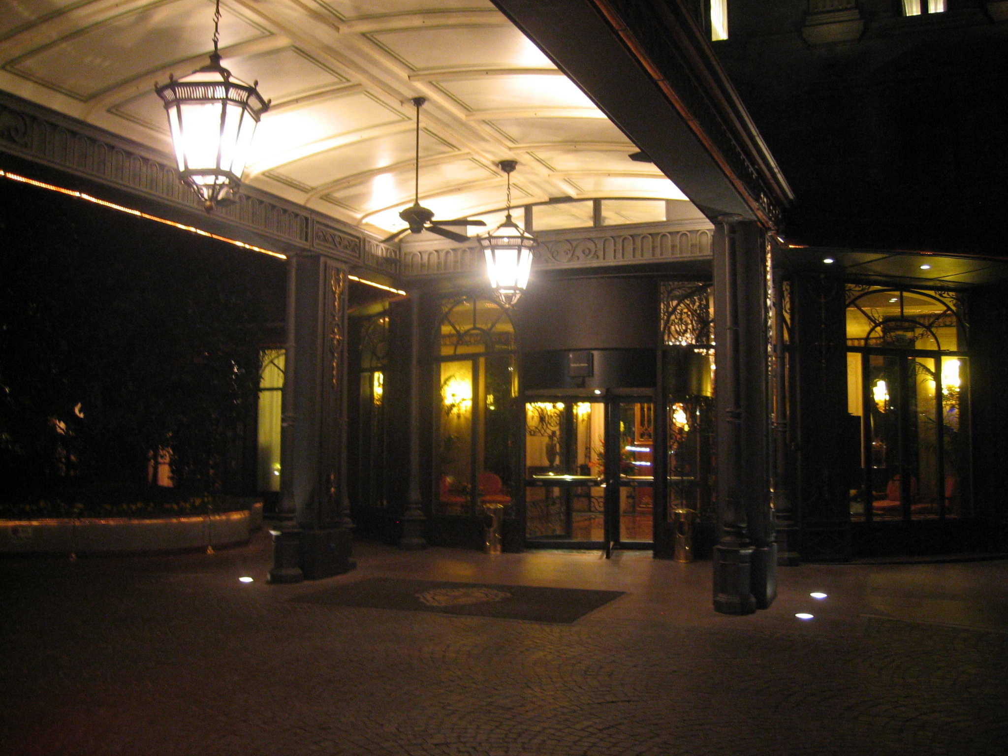 MattMilan/Entrance_to_hotel.JPG