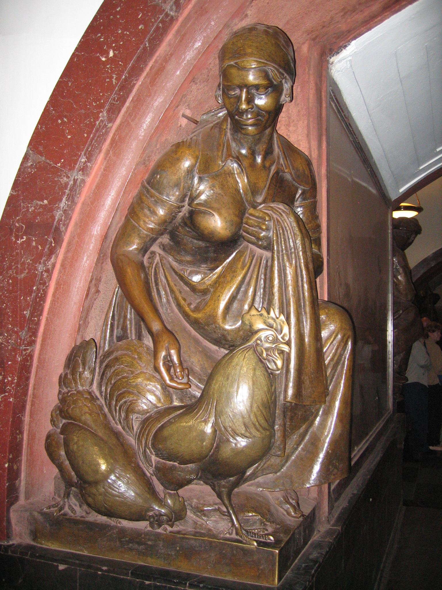 Mattcherylmoscow/12_Statues_in_the_Ploshchad_Revolyutsii_metro_station.jpg
