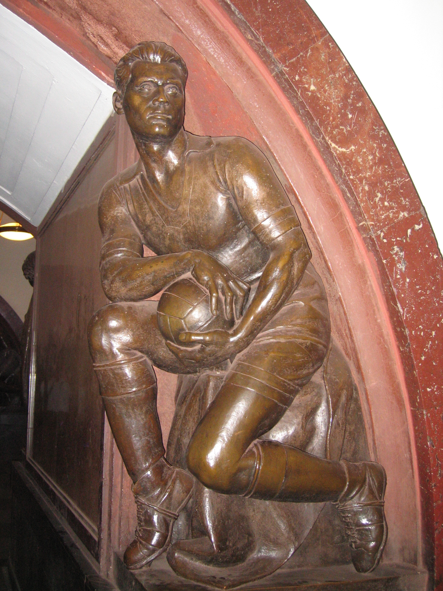Mattcherylmoscow/13_Statues_in_the_Ploshchad_Revolyutsii_metro_station.jpg