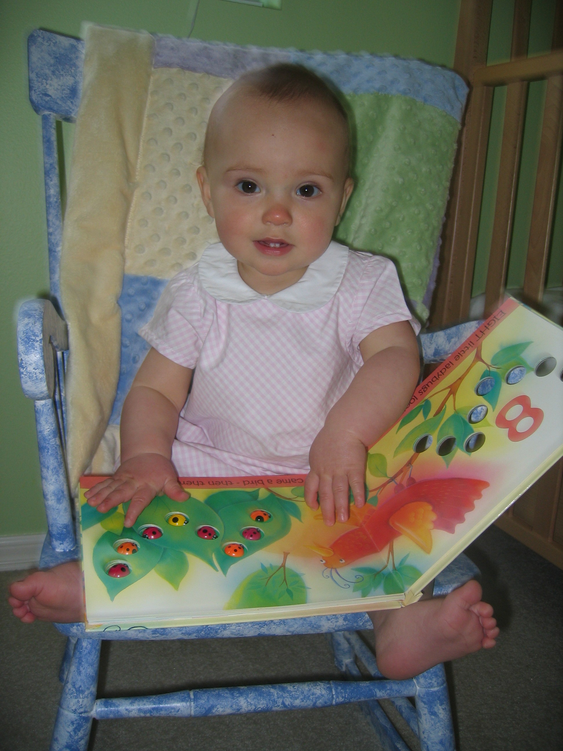 May2007/15_Megan_with_her_favorite_book.jpg