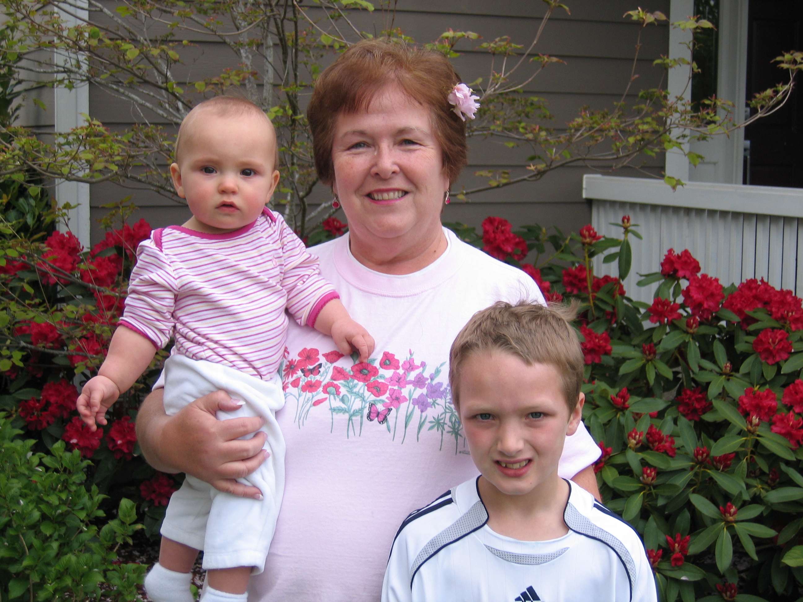 May2007/5_Megan_and_Riley_with_Grandma_Mari.jpg