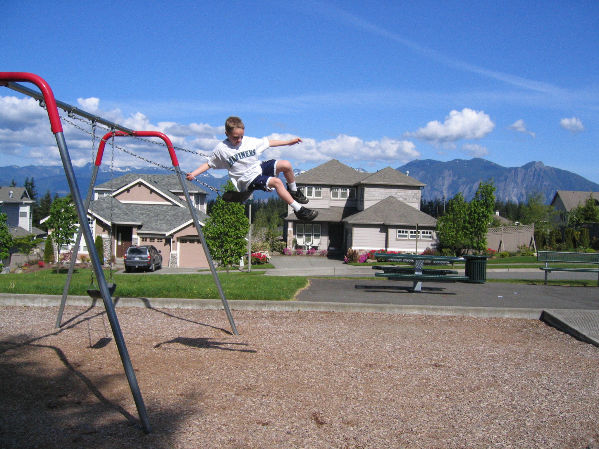 May2007/7_Riley_jumping_off_the_swing_at_the_swing_park.jpg