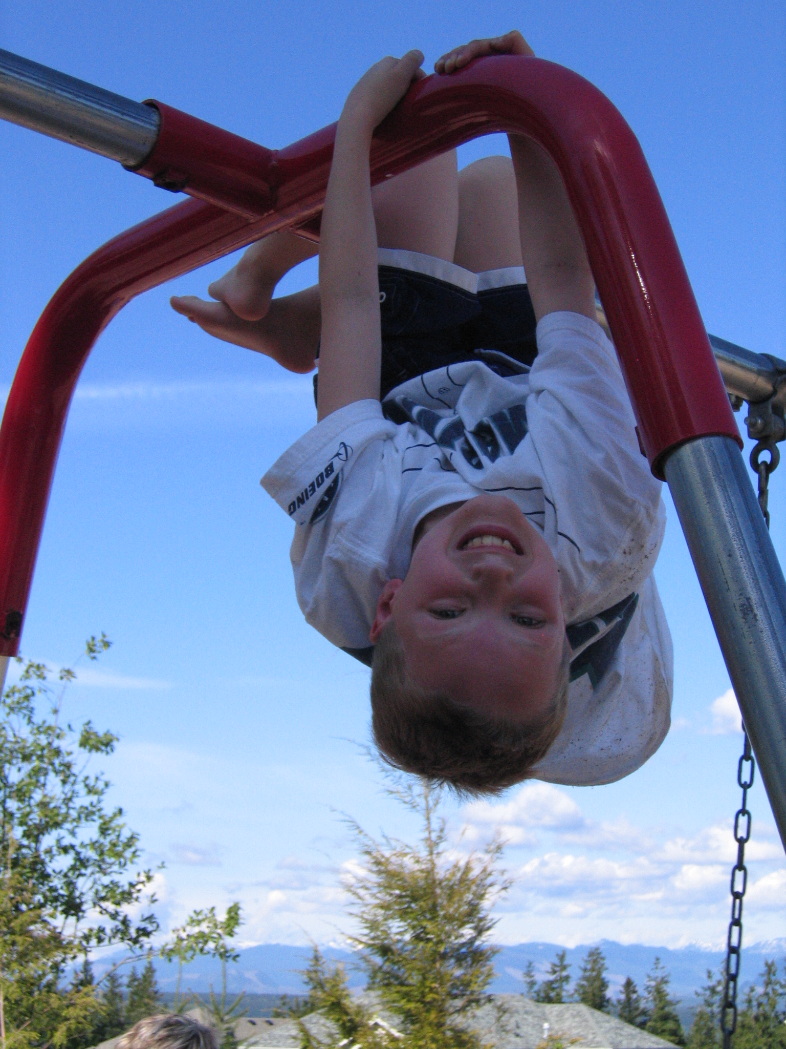 May2007/9_Riley_at_the_swing_park.jpg