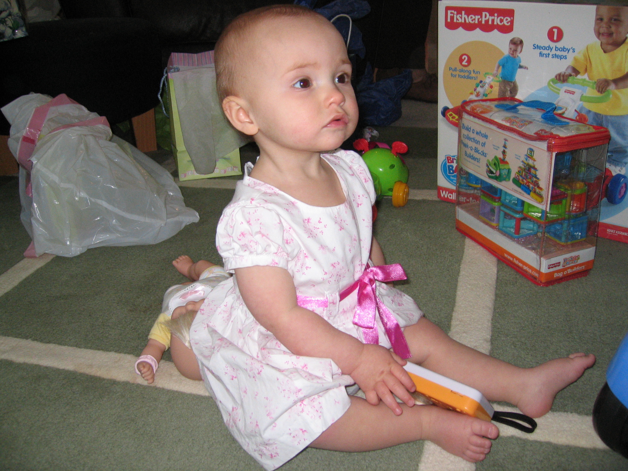 Megans1stbday/24_Megan_loved_her_new_MP3_player.jpg