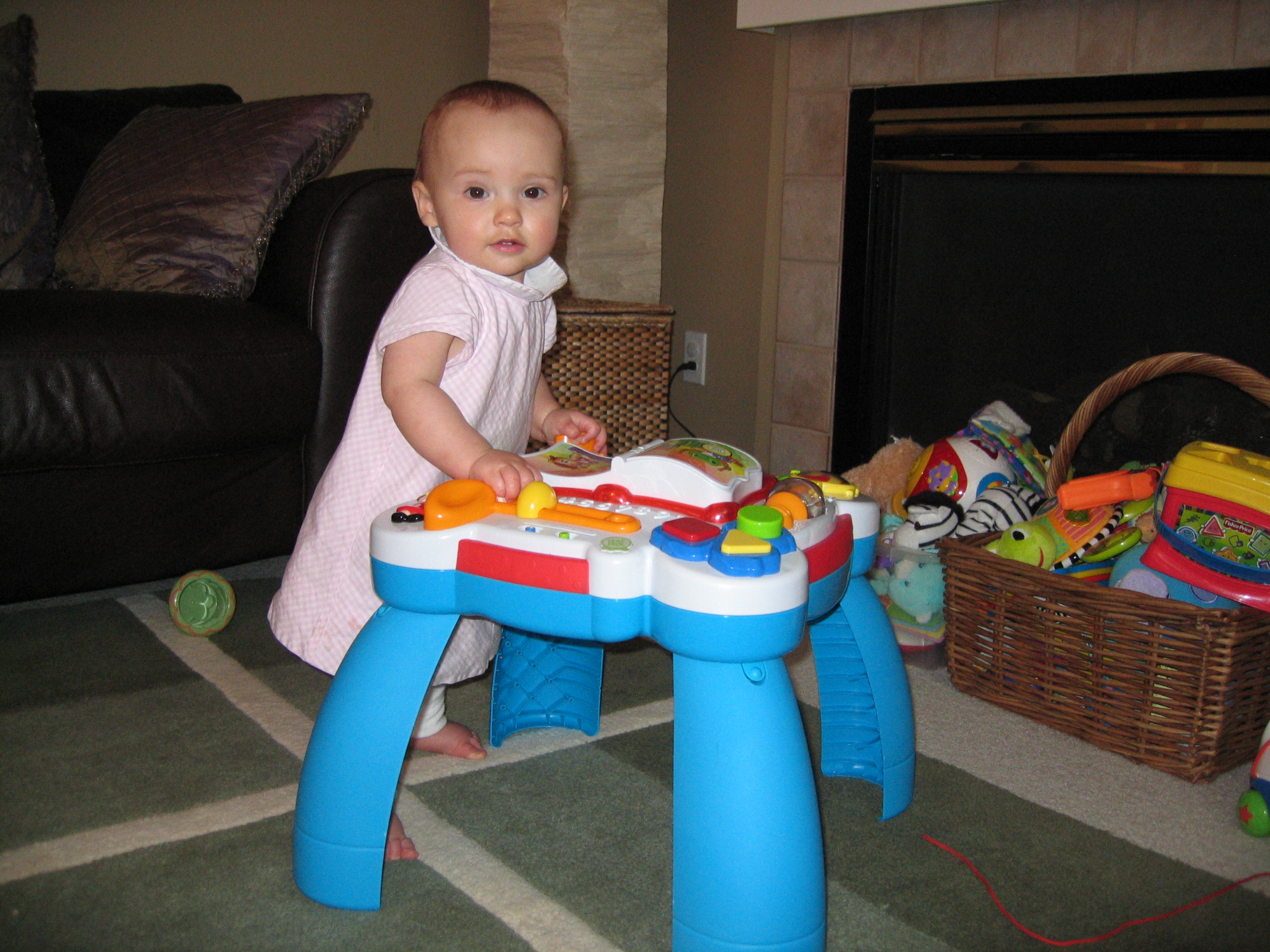 Megans1stbday/38_Megan_playing_with_her_new_table.jpg