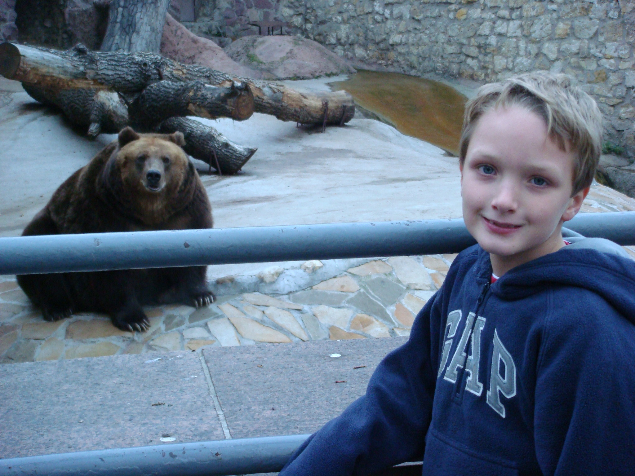 MoscowZoo/058Riley_and_the_Bear_Moscow_Zoo.JPG