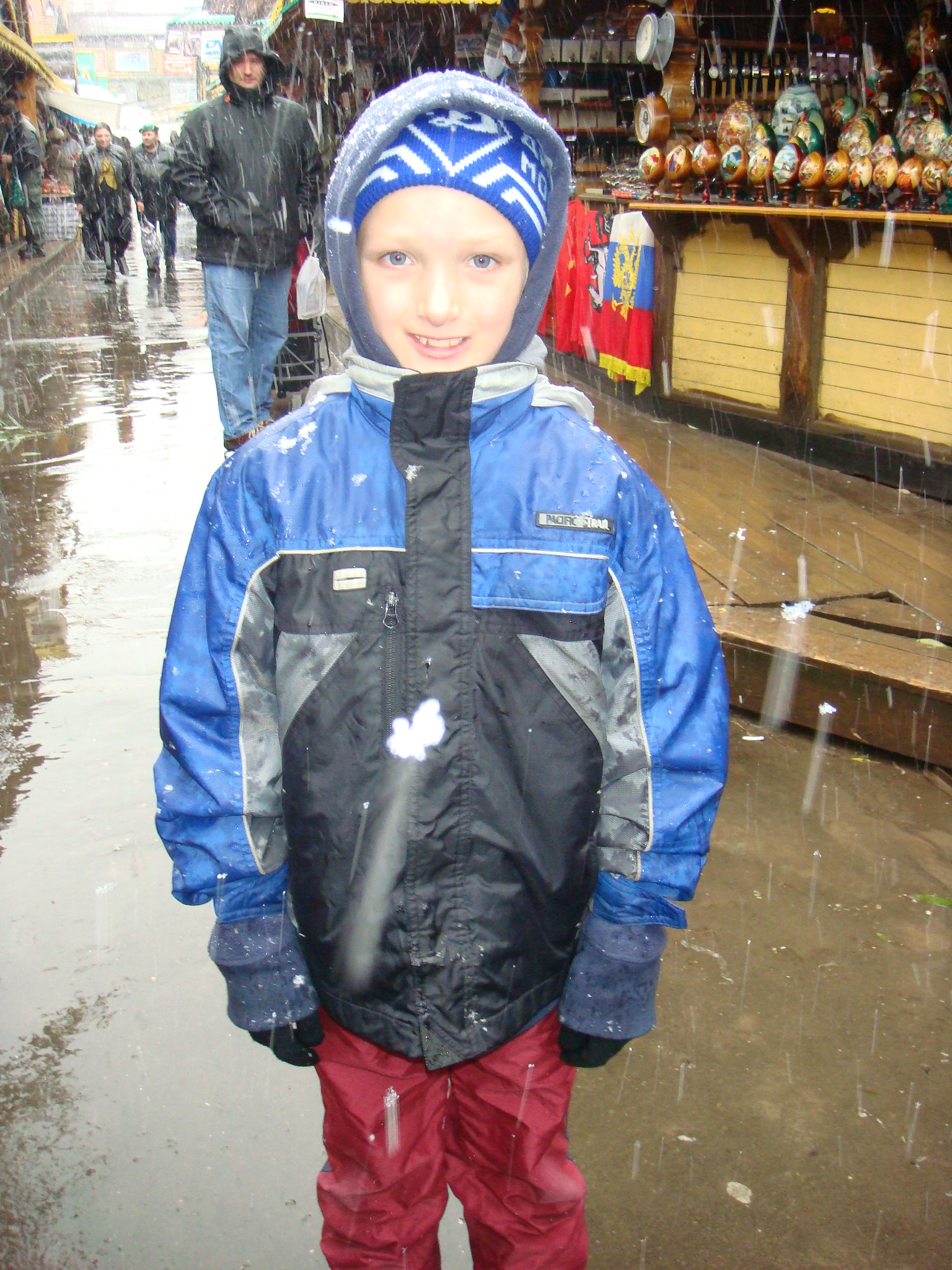 Oct2007/031Riley_at_Izmaylova_on_the_first_snow_day.JPG