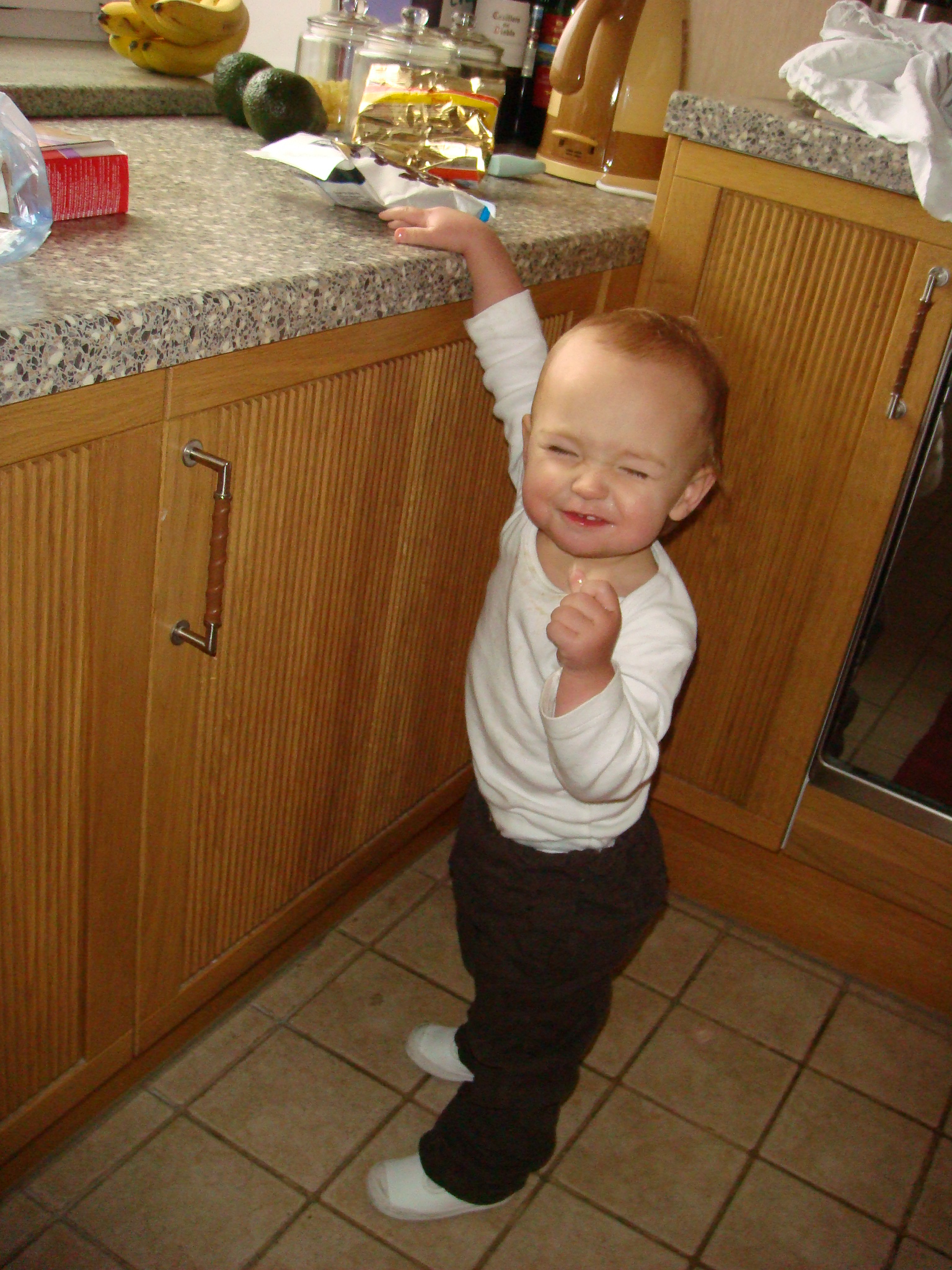 Oct2007/050Megan_thinks_I_can_t_see_her_reaching_for_the_raisins.JPG