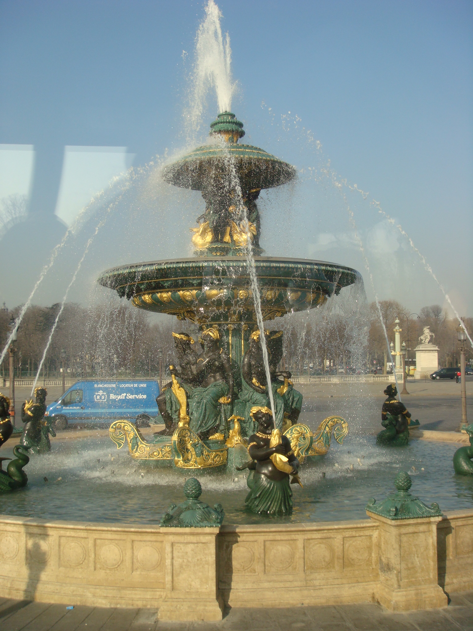 Paris/Paris_354fountain_at_Place_de_la_Concorde.JPG