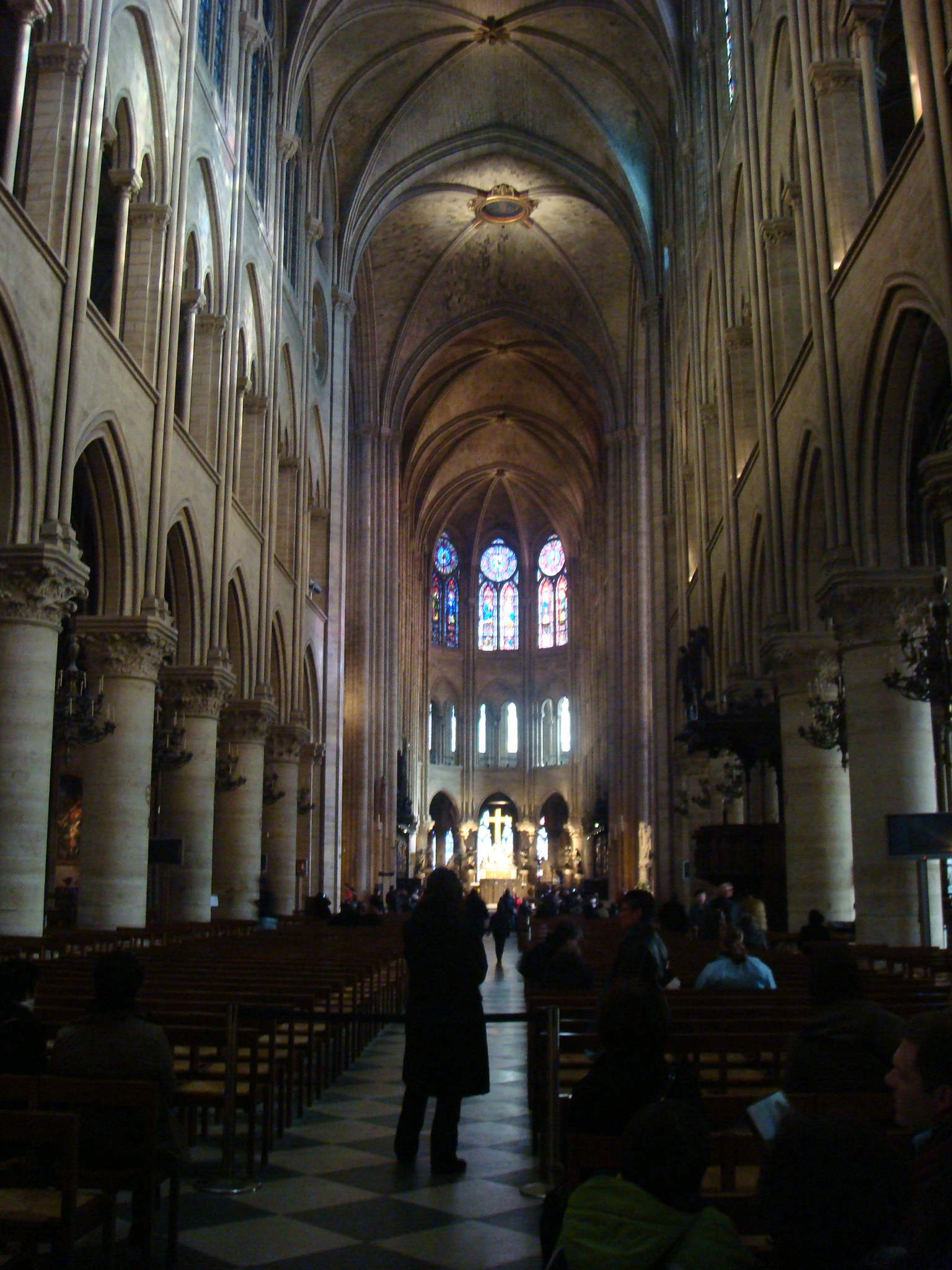 Paris/Paris_504Notre_Dames_central_nave.JPG