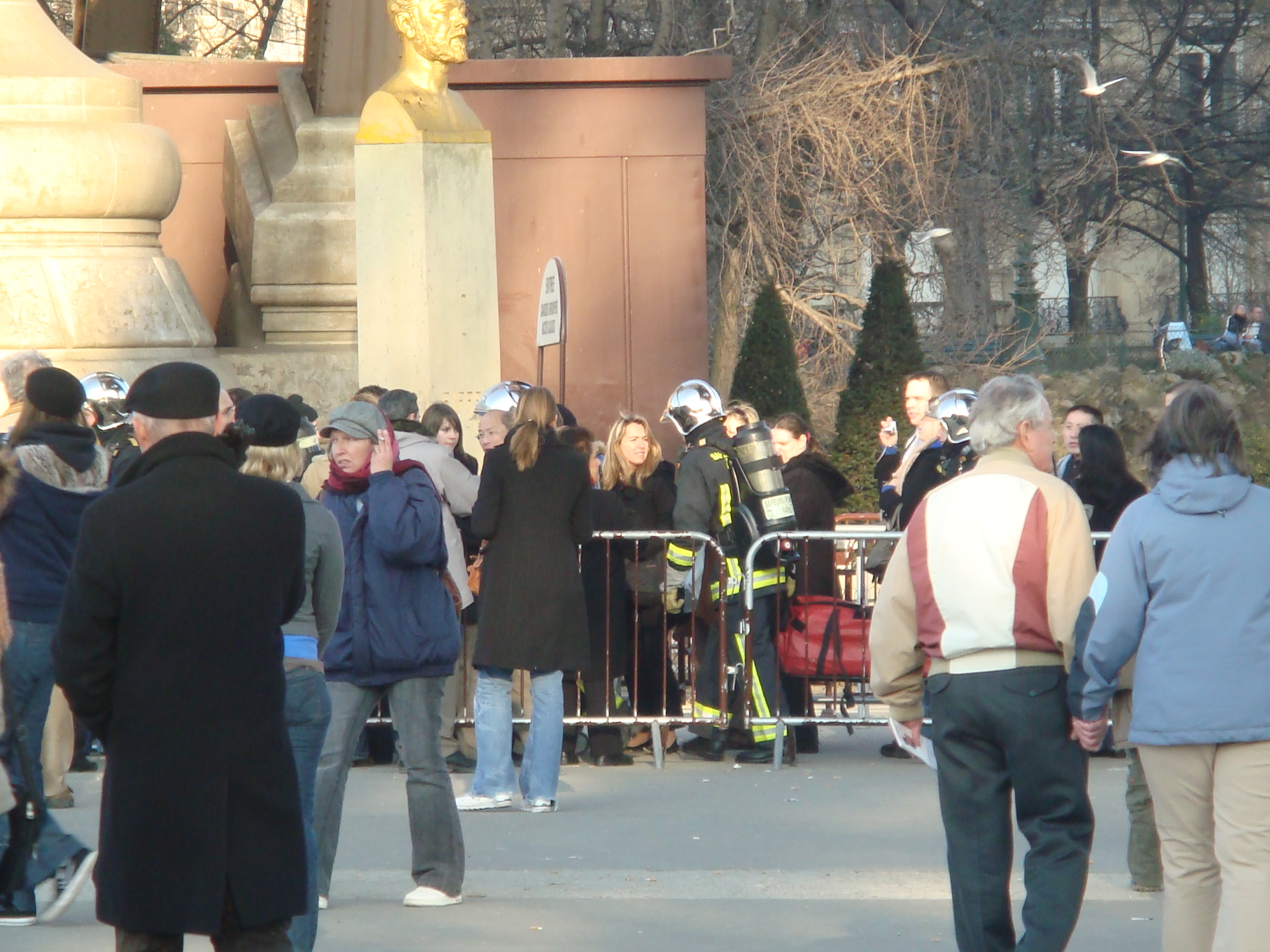Paris/Paris_621firemen_at_the_eiffel_tower_after_we_were_evacuated.JPG