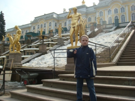 Peterhof/325Riley_at_Peterhof__The_Great_Cascade.JPG
