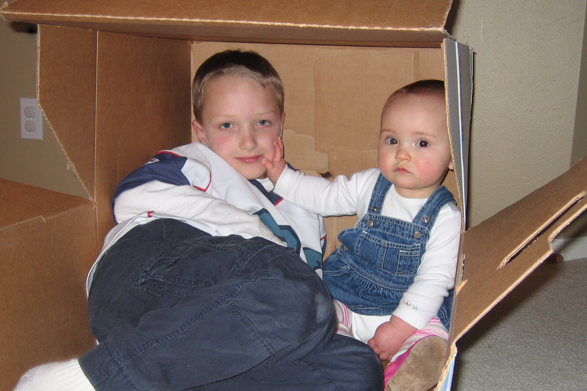 mar2007/07_Riley_and_Megan_playing_in_Megan_s_new_carseat_box_edited.jpg