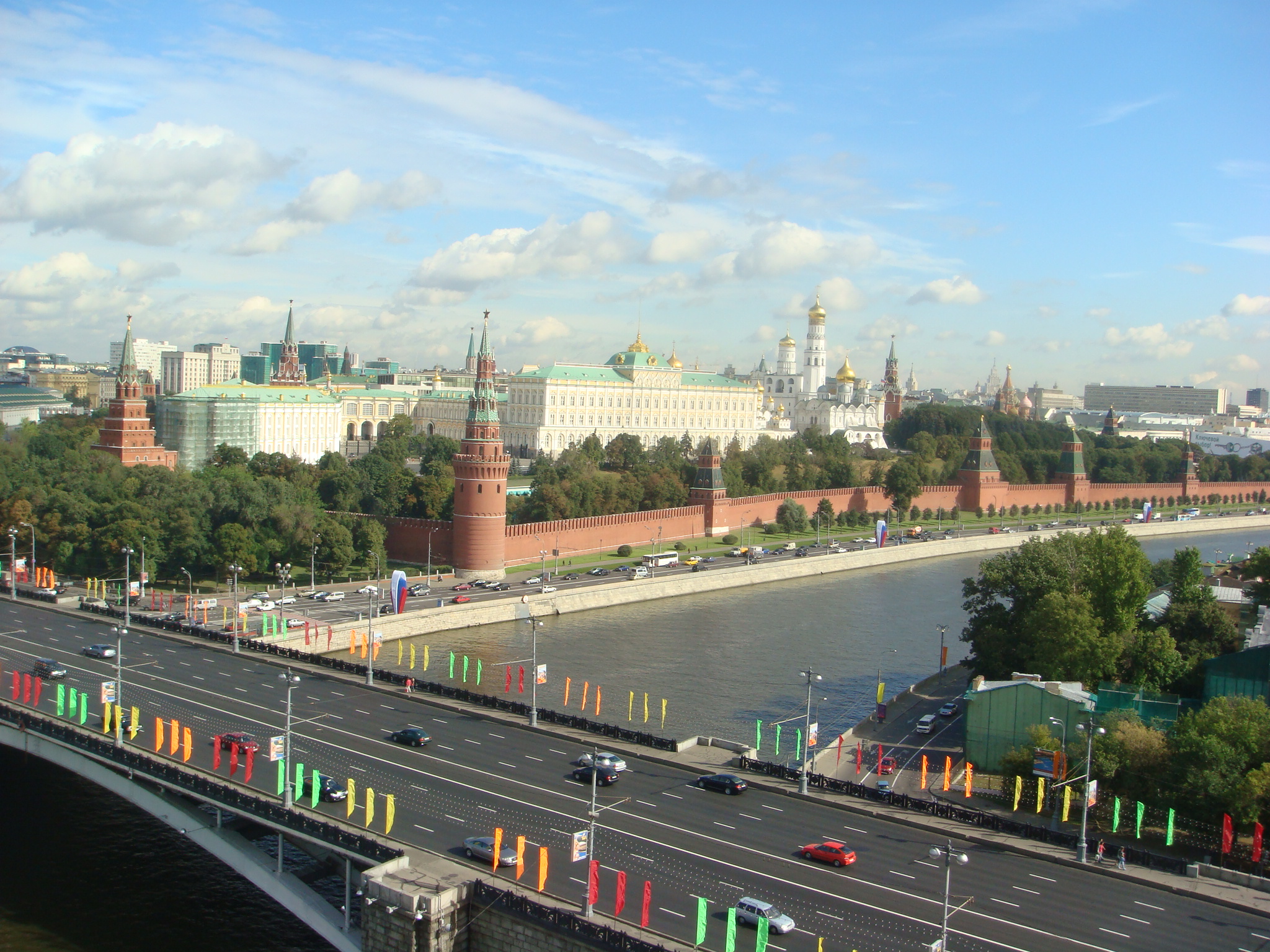 sightsaroundmoscow/006_the_Kremlin_from_the_House_on_the_Embankment.JPG