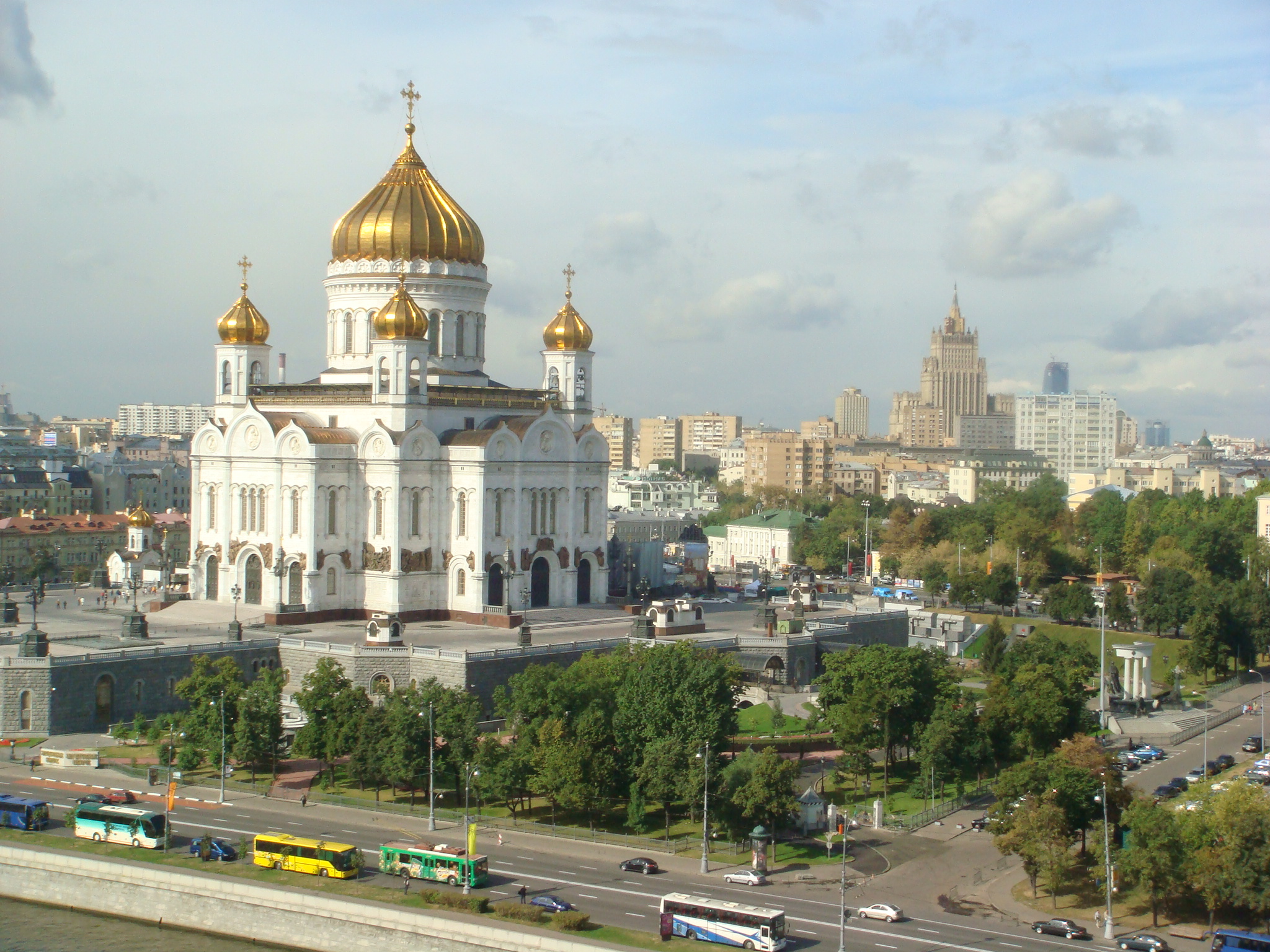 sightsaroundmoscow/008Christ_the_Savior_cathedral_and_the_Foreign_Affairs_building_from_the_House_on_the_Embankment.JPG